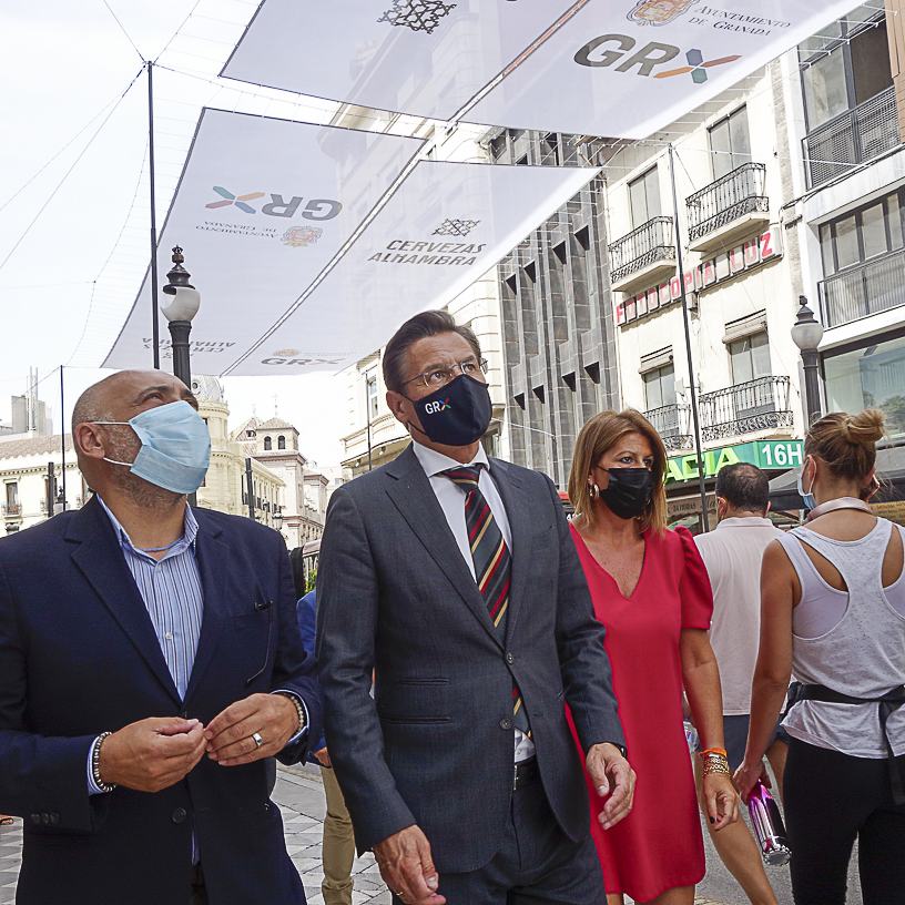 ©Ayto.Granada:  EL AYUNTAMIENTO COLOCA EN REYES CATLICOS UNOS NUEVOS TOLDOS CONTRA EL CALOR QUE AYUDARN A REDUCIR LOS NIVELES DE CONTAMINACIN